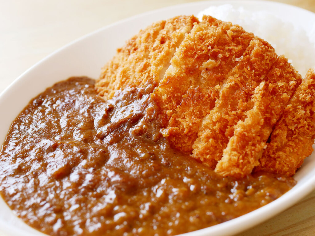 手羽先と牛肉から取ったダシに野菜とフルーツの旨みを重ねた特製あきちゃんカレーは800円(とんかつトッピングは＋380円)。コク深くまろやかな味わいです