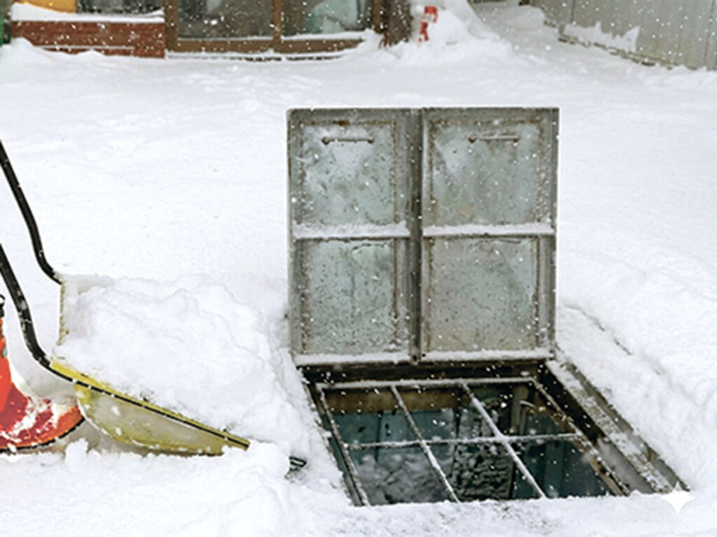 ③館山融雪企画の融雪槽は、フタは重さを軽減するため2枚式になっているので、女性やお年寄りでも楽に開けられる