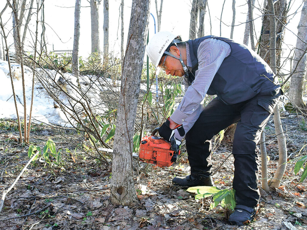 ⑤樹木伐採の経験豊富な緑の森ガーデン。水を吸った木は意外と重いので、現場によっては重機で対応することも