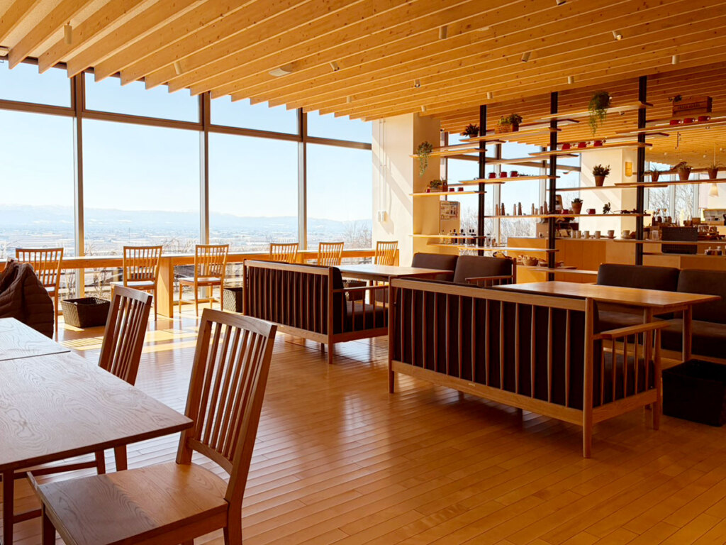 温浴施設「キトウシの森きとろん」の1階にあるレストラン。大きな窓からは田園風景を見渡せ、東川家具でゆったりと寛ぎながら味わえます。地元の素材を中心に使ったデリセットが人気。中華そばは、特製そば以外にも種類あり