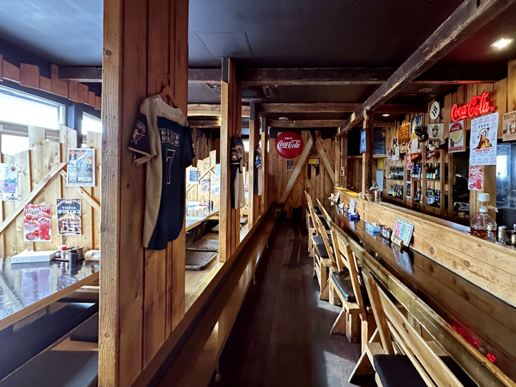 オーナーが丹精込めて作り上げたウッディな空間。1階はカウンターのほかに掘りごたつ席があるので、脚をくつろげながら仲間とゆったり語らえます