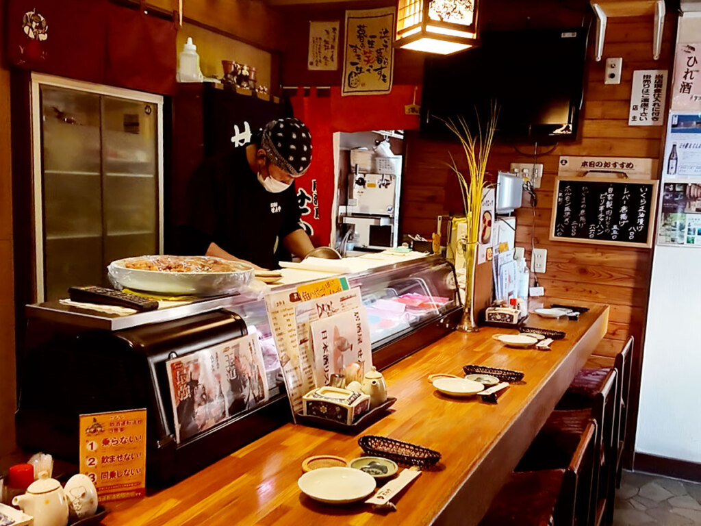 スタッフさんと会話が弾むカウンター席。ショーケースには道内外の日本酒がそろいます