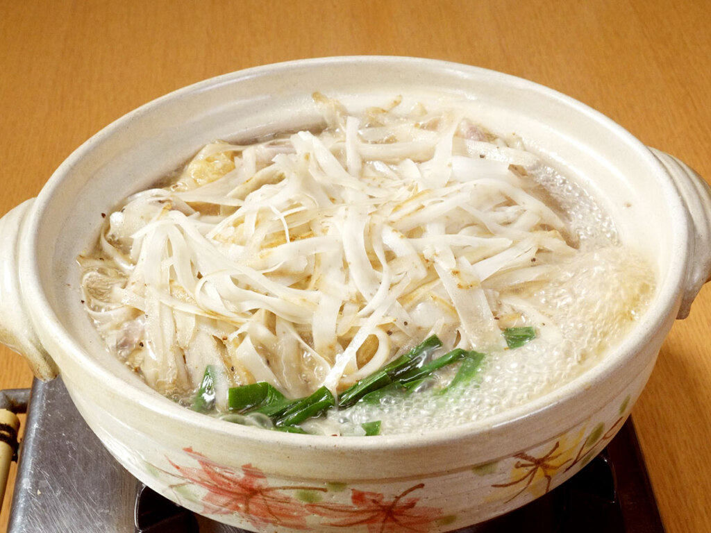 こちらが牛ちゃんこ鍋。ごぼうがたっぷり山盛りで、風味豊か～！