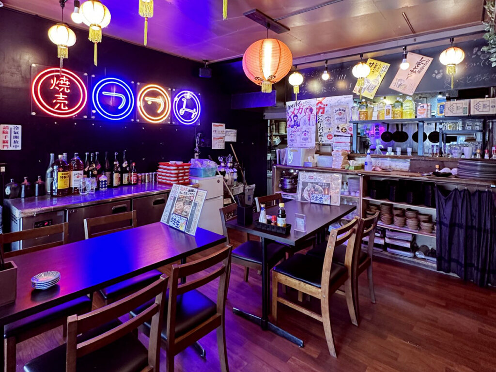 全114席の広々とした店内は、完全個室からテーブル席などさまざま。少人数の飲み会から大宴会まで対応可能です。看板メニューのシュウマイのほかギョウザもおすすめ