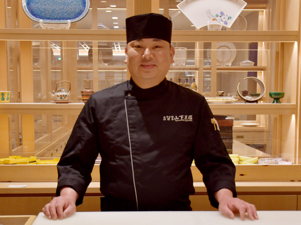 昨年かぶとの料理長に就任した山下王信(きみのぶ)さんは兵庫県出身。日本料理ひとすじに30年以上。経験に裏打ちされた確かな技と感性が光ります。丁寧な仕込みから生まれる料理は、繊細で温かみを感じさせる味わいです