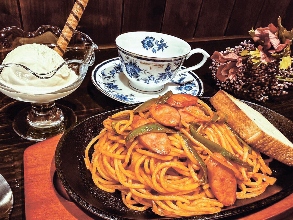 ナポリタン 1,550円（サラダ・ドリンク付き。アイスは別途）
