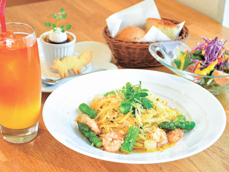 ランチSセット（サラダ・自家製パン・デザート・ドリンク）1,600円＋半額のドリンク料金