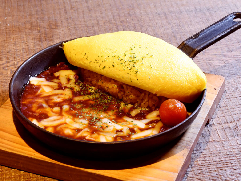 鉄板焼きオムライス 1,200円(サラダ付き)