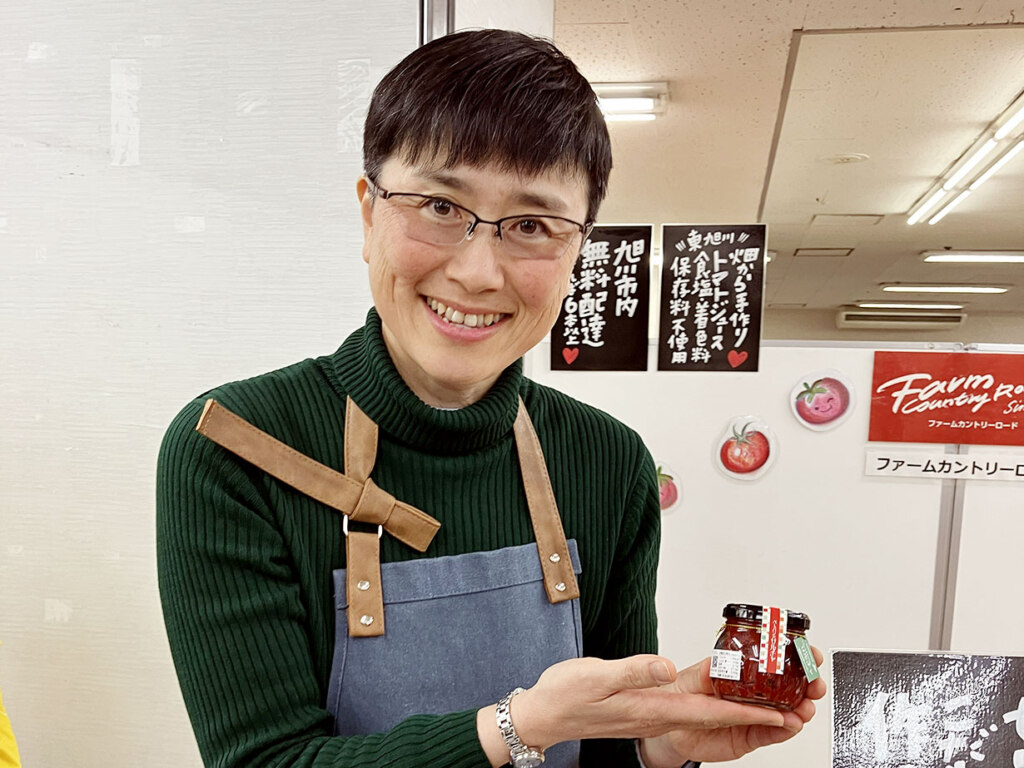 野菜の規格外品を生かし、自ら加工も手がける福嶋さん。サルチャは白いごはんにのせて味わうのがお気に入り。今シーズンは更なる新商品も構想中です。一部商品はライナーのオンライショップ「ものぴりか」でも取扱中