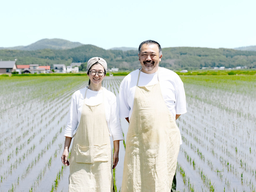 素材との出合いを大切にする佐野健さん・菜穂さん夫妻。できるだけ生産者と顔を合わせたいと、畑にも足を運んでいます。交わした言葉や土地の空気、肌で感じる季節の移ろいまでもが、料理を組み立てる大切な要素です