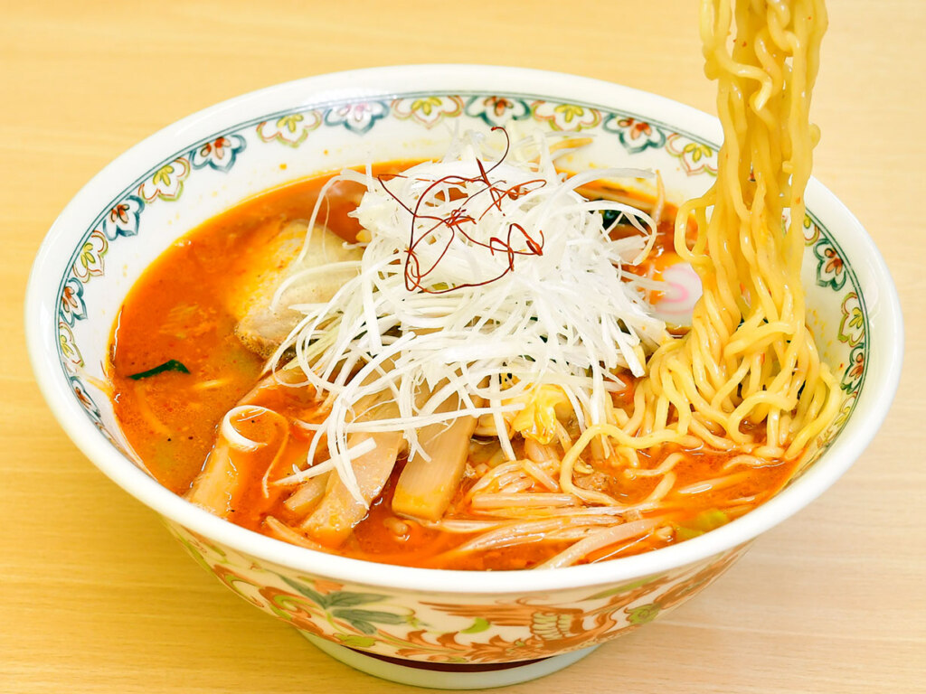 人気のピリ辛ラーメン1,000円。野菜の旨みが溶け込んだスープに、ラー油のピリ辛な刺激がいいアクセント。チャーシューが乗っているのに、器の底にも嬉しいそぼろ肉が♡