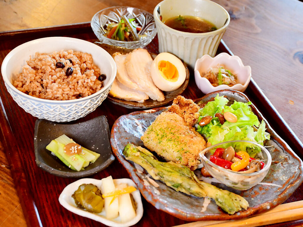 バランスがよく、麹などの発酵食品を取り入れて作ったおかずは、質の良い素材の味が際立っています