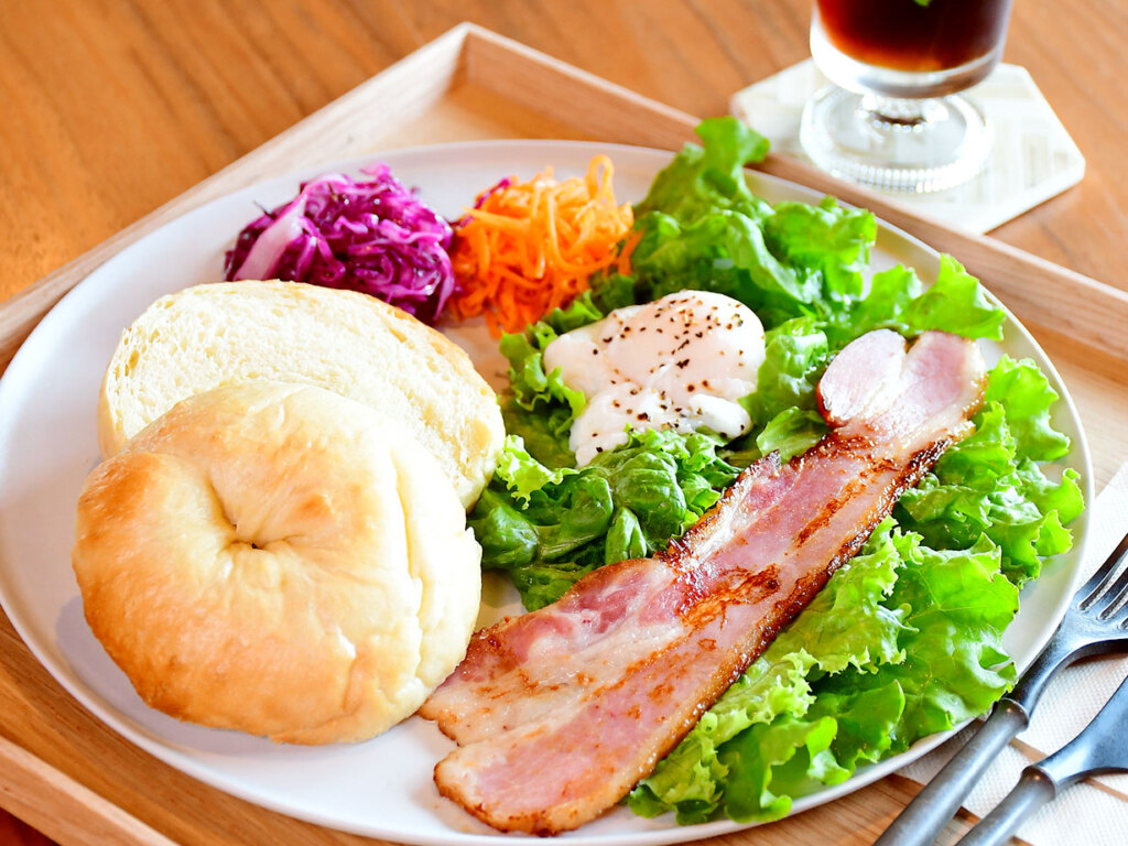 ベーグルプレート1,300円。東神楽産キタノカオリを100%使用したふわもち食感で、噛むほどに小麦の豊かな香りが広がります。野菜やベーコンも東神楽町産です