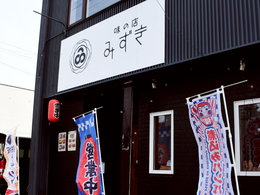 昼はランチ、夜は居酒屋として営業中。さらに貴重な昼飲みができるお店とあって、週末には昼夜にお酒好きが訪れます。音楽が趣味の西村さんが、お店でライブイベントを開くことも。その日に当たったらラッキーですね!
