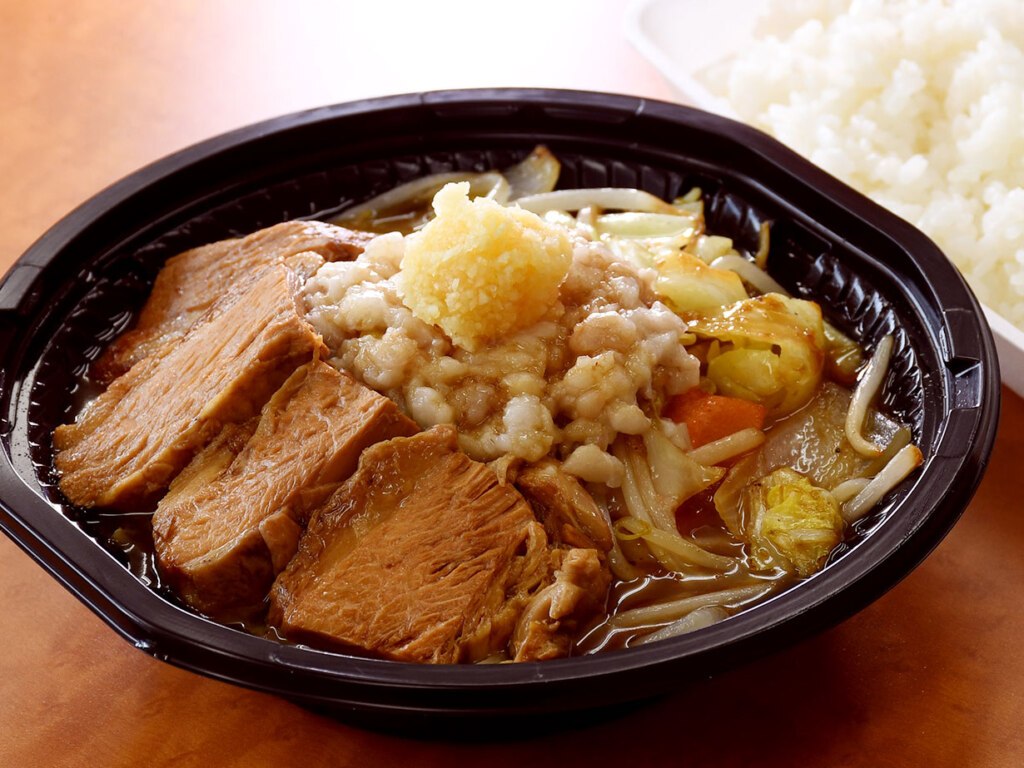 「ラーメンをごはんスタイルで」と誕生した、店主イチ押しの狼豚野菜炒め弁当(950円)。背脂とにんにくがモリモリで、ラーメンと同じように好み通りにカスタマイズができます