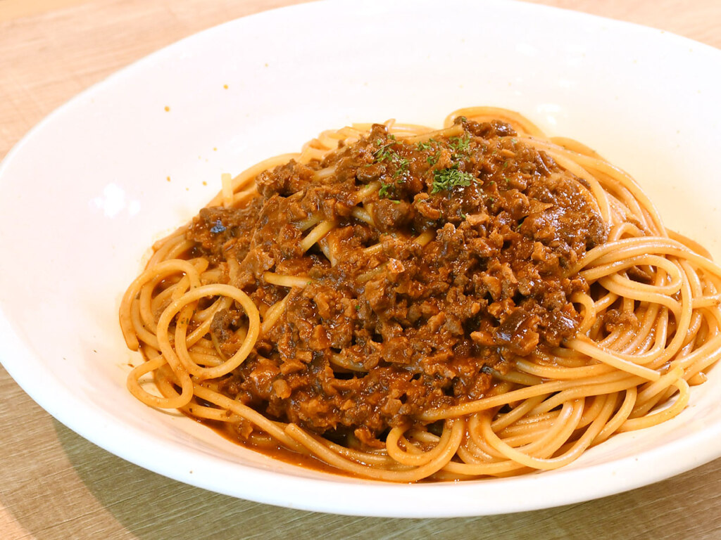 4月から登場の新メニュー「美瑛産エゾ鹿肉ミートソース」(1210円)。濃厚なソースに負けないスネ肉の質感とうまみを楽しめる、食べ応えのある一皿です。修学旅行で訪れた学生たちから、早くも高評価を得ているそう