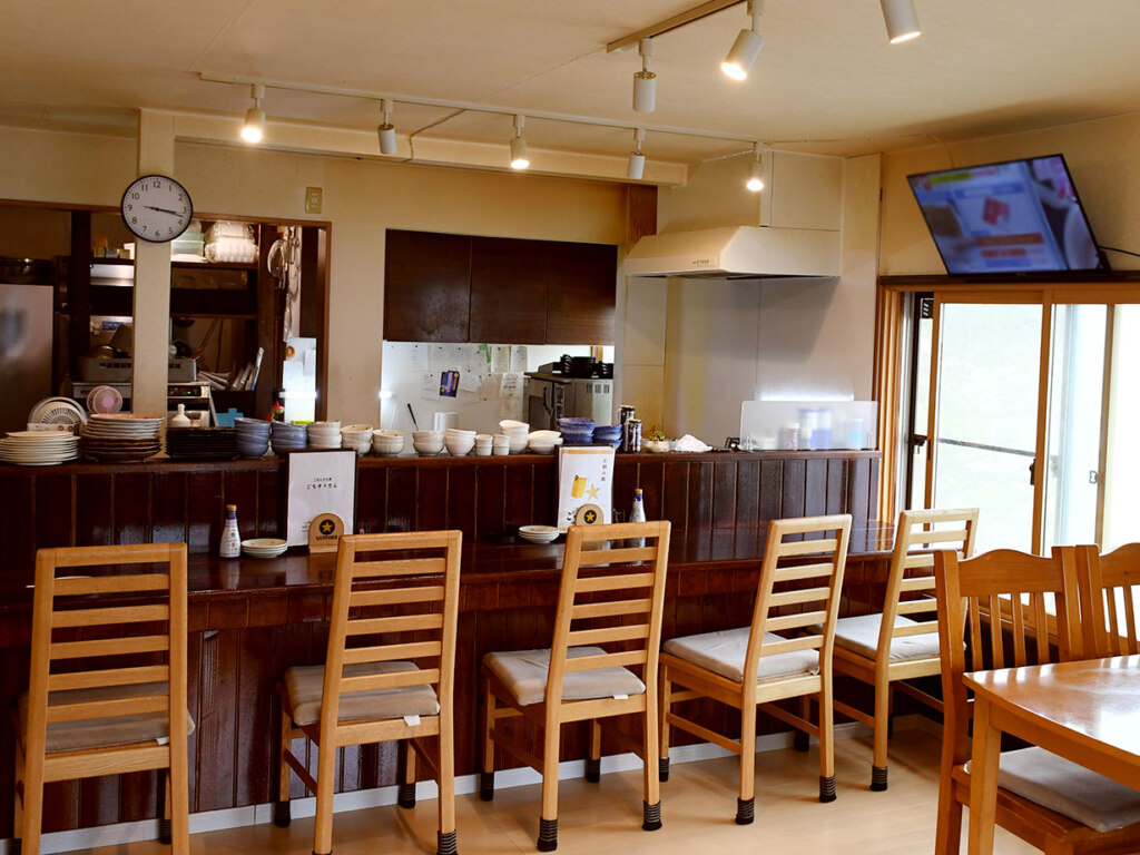 「だし」以外にも、旅行好きの店主が各地で出会った郷土料理や、ご当地の味をヒントにした料理がならぶことも。訪れるたびに新たな発見があり、ついまた足を運びたくなる居酒屋です。テーブル席、小上がり席もあり