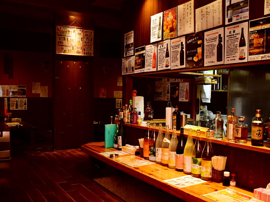 豊岡で四半世紀に渡り親しまれる居酒屋。和食の技を活かした遊び心あふれる創作料理と、お酒好きの店主が料理に合わせて選んだ全国各地の地酒を味わえます。銘酒を傾けて、つい長居したくなる居心地の良さです