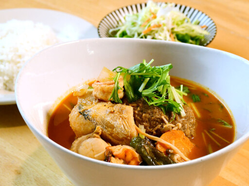 魚介と野菜のトムヤムクン煮込みハンバーグ