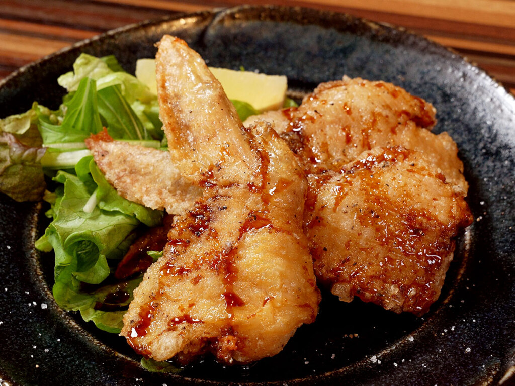 「ボスの手羽先」も必食メニュー！手の込んだタレが手羽の脂と調和して、忘れられない味わいです