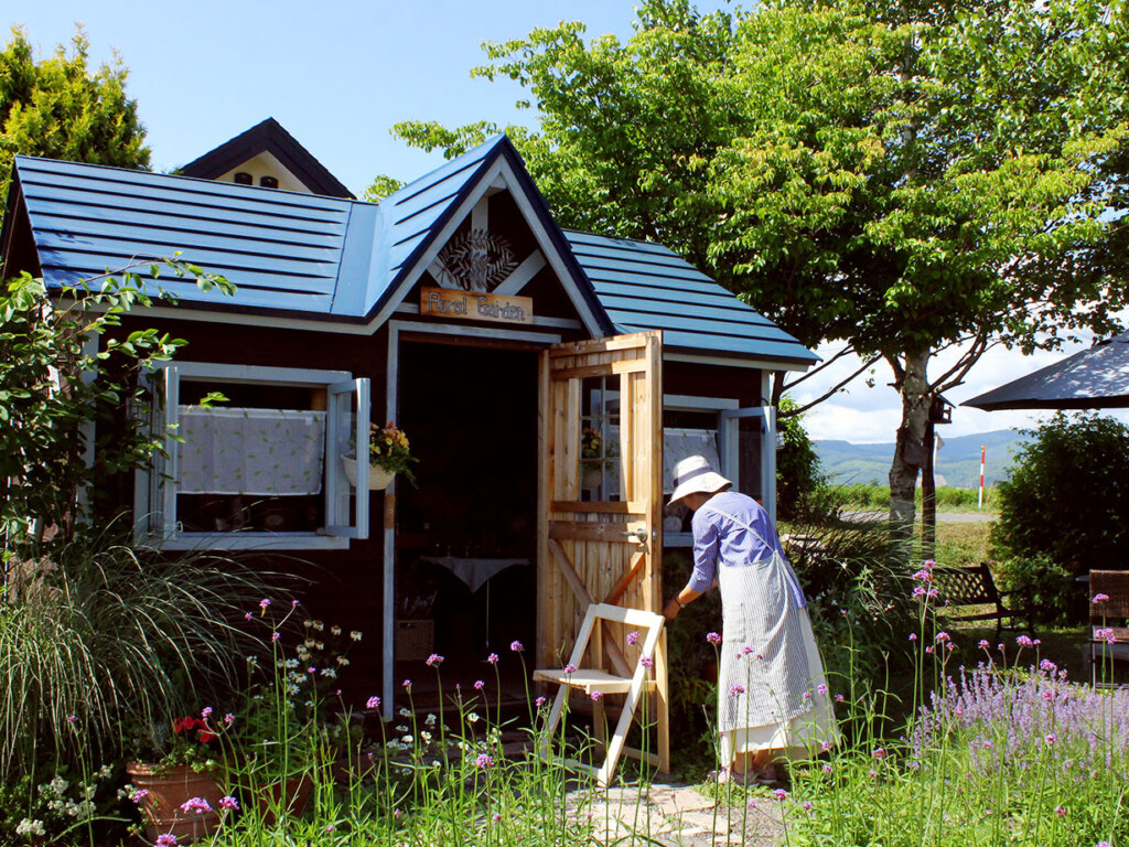 季節の花々が咲く庭の小屋で作品を多数販売中