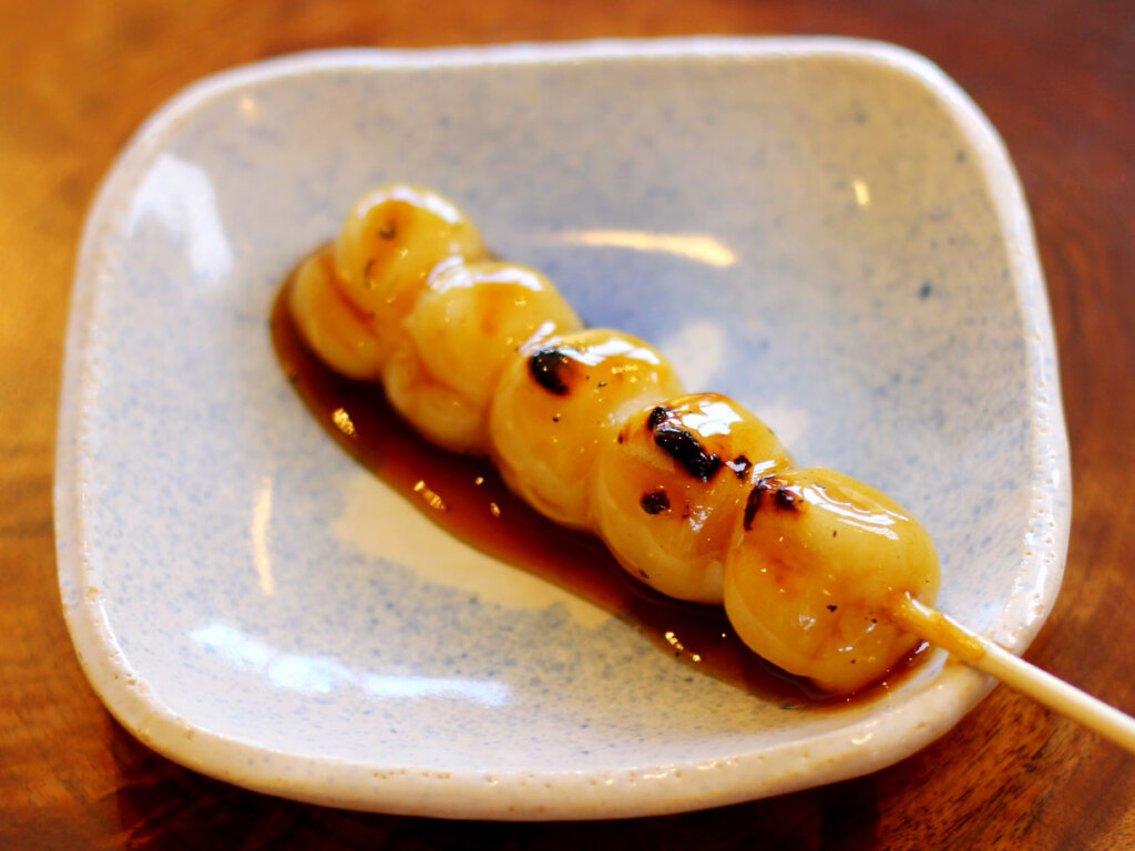 焼き目の香ばしさと甘じょっぱいタレが絶妙な「みたらし団子」