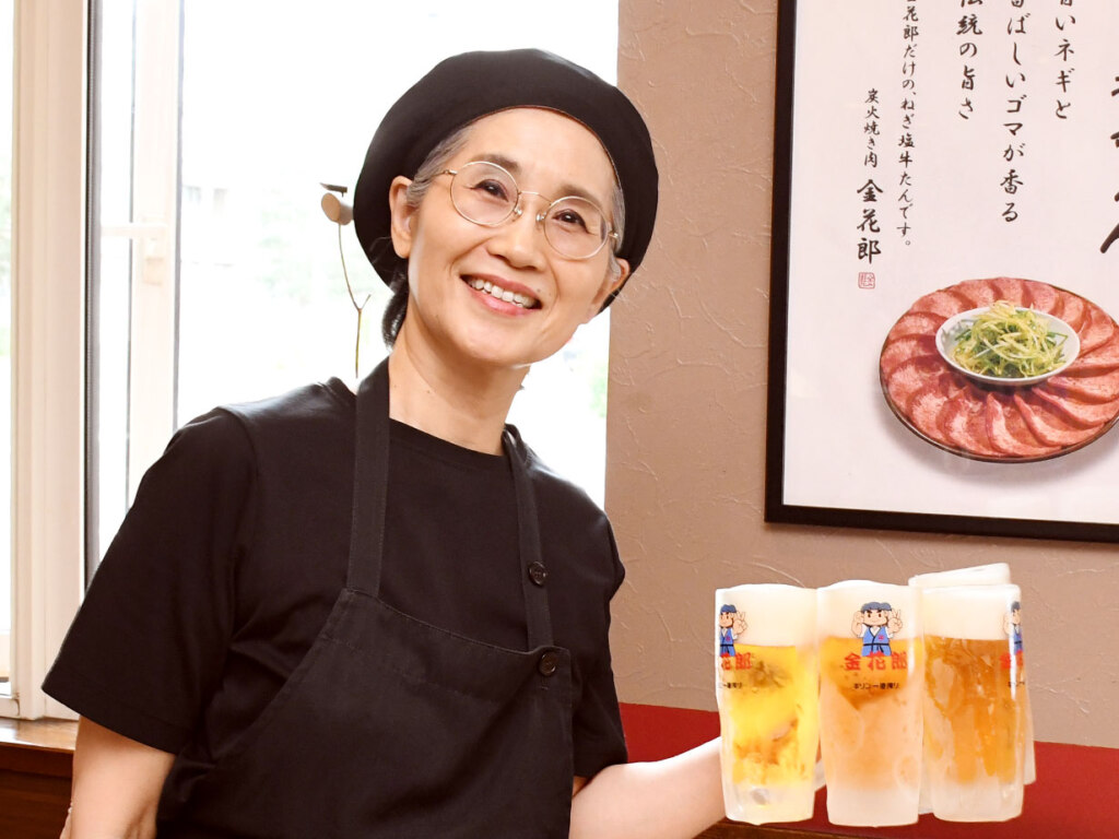焼肉にはやっぱりビールでしょ！とジョッキを担ぐ韓国出身で料理研究家のユン社長。夏季限定の食べ飲み放題のコースには男山コラボ商品も組み込まれているので、キンキンに冷えたビールとともに召し上がれ