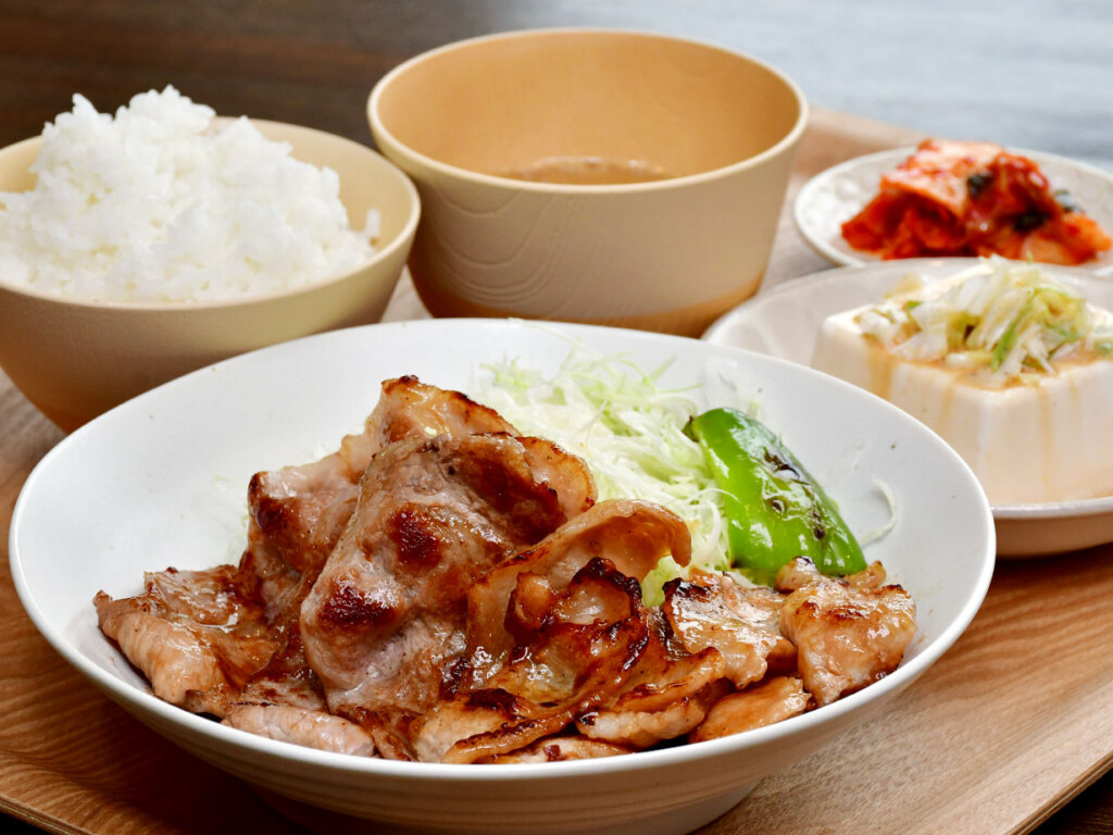 肉の部位や産地が日によって変わる「その日の豚定食」1,380円。取材日は肩ロースとトントロの2種。ジューシーな肉汁が町産米の甘さをさらに引き立てます