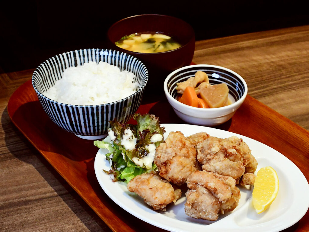 醤油でしっかり味付けした鶏肉を薄衣で揚げた、大分唐揚げ定食950円。コリアンダーの爽やかな香りを効かせるのがカボス流です。土鍋ご飯が秒で消える…