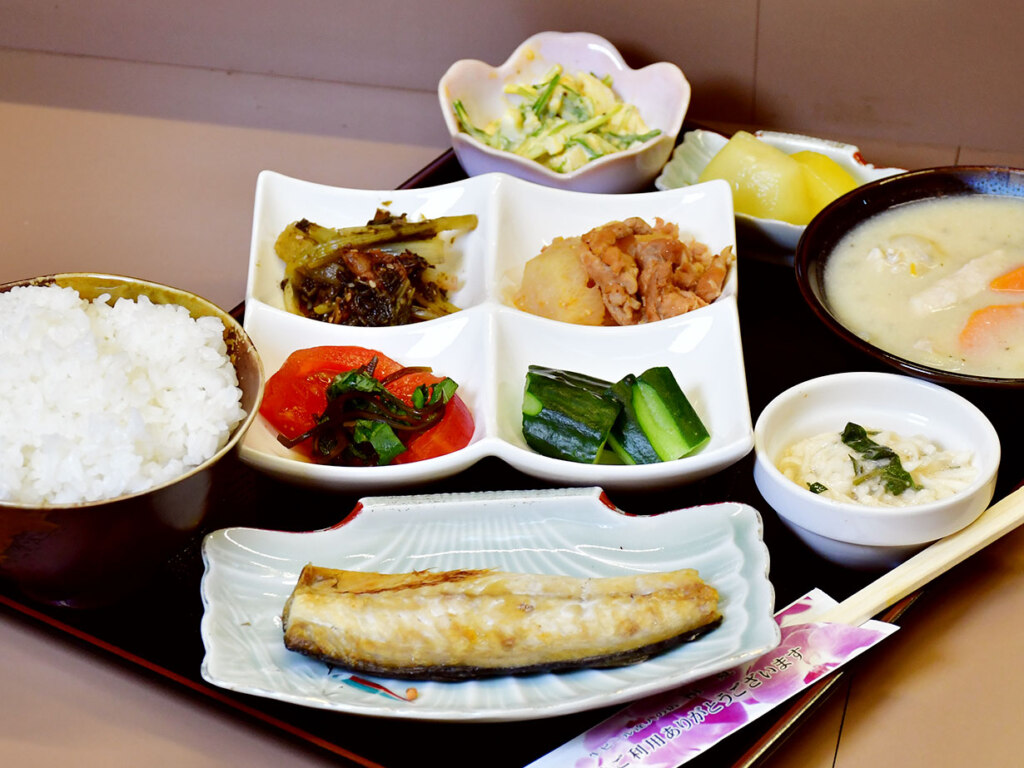 日替わりランチは700円。毎日通えるようにと、リーズナブルに毎日違うおかずを手作りしています。男性は多めに、女性は少なめにと、ご飯の量にも気配り