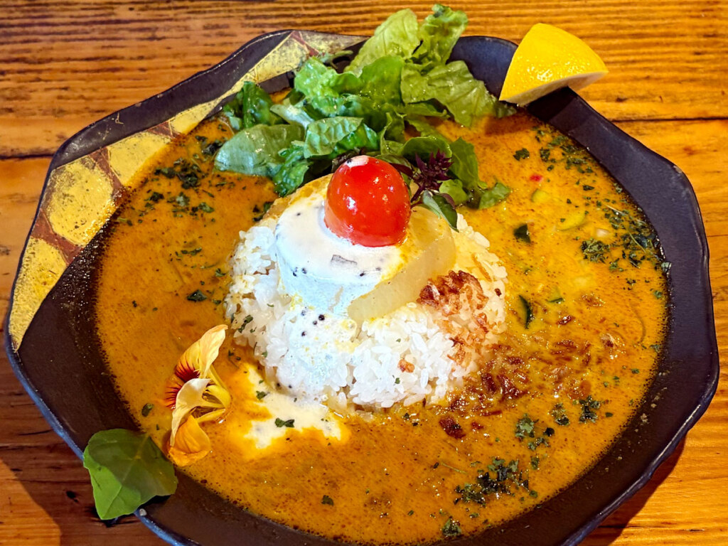倍音ルーカレー 1500円<br /><br />
(サラダ・アチャール・パチャリ付き)