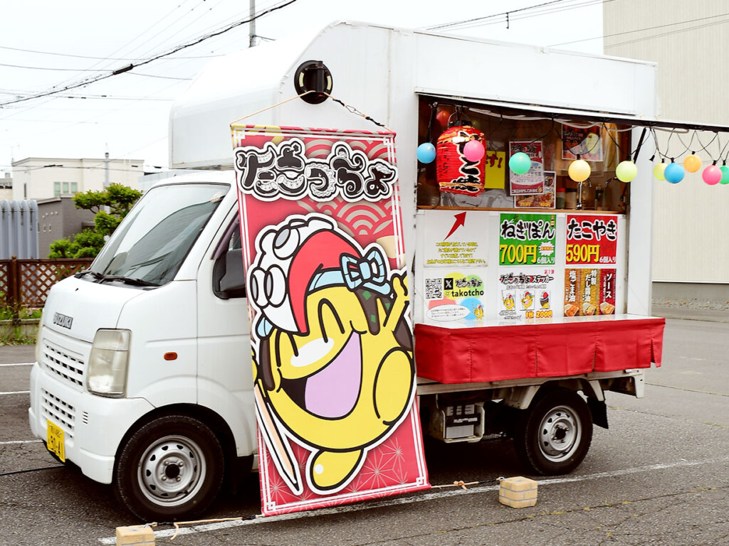 目印はオリジナルキャラクターの「たこっちょ」。本場・大阪からもファンが駆けつける実力派で、一番人気は「特製だし醤油」。リピーター続出の「塩ごま油」も一押しです
