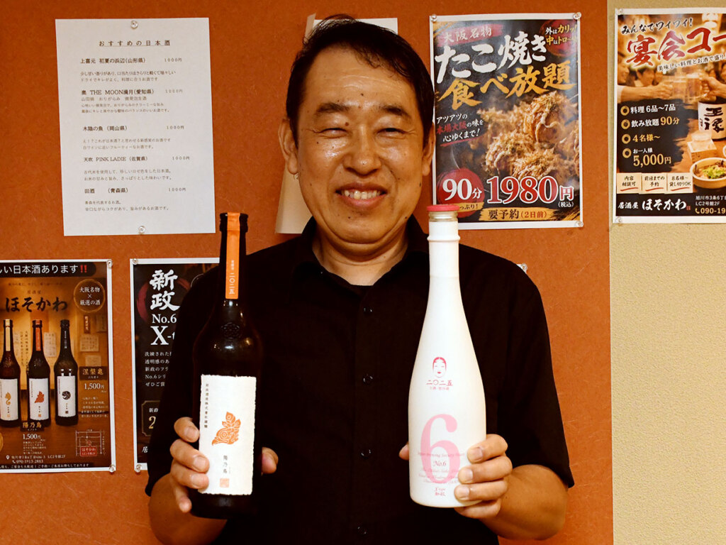 串カツやどて焼き、お好み焼きなどの大阪メニューと、気軽な居酒屋メニューを楽しめるお店。レアな秋田の「新政」を置くほど日本酒好きな店主・細川さんの今のおすすめは、白ワインのようにフルーティな岡山の「木陰の魚」