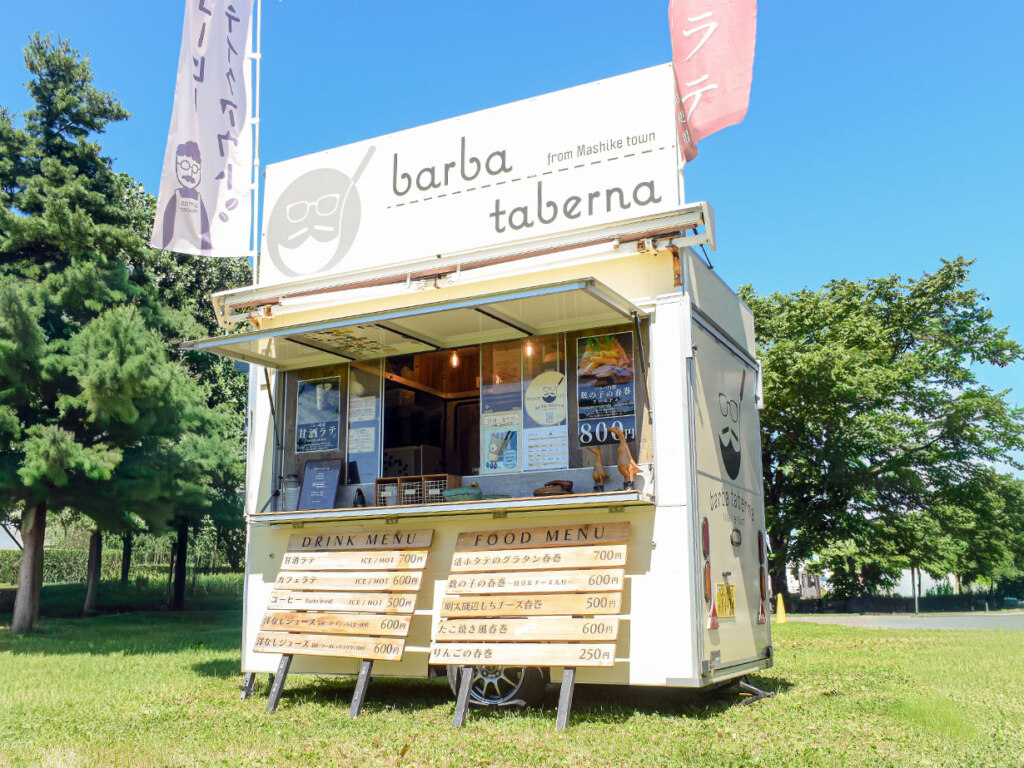実店舗ではドリンクを中心に、道内各地を巡るキッチンカーではフードも販売しています。