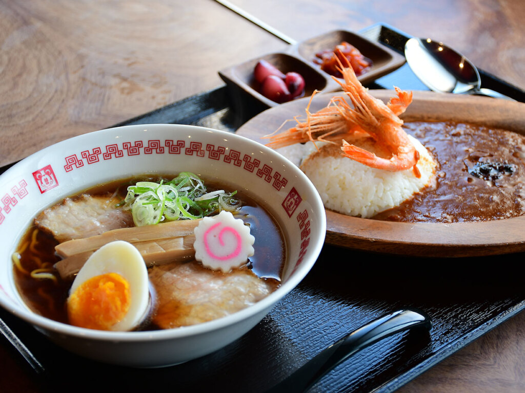 昔ながらの醤油ラーメンと、殻付き甘海老を添えた特製カレー