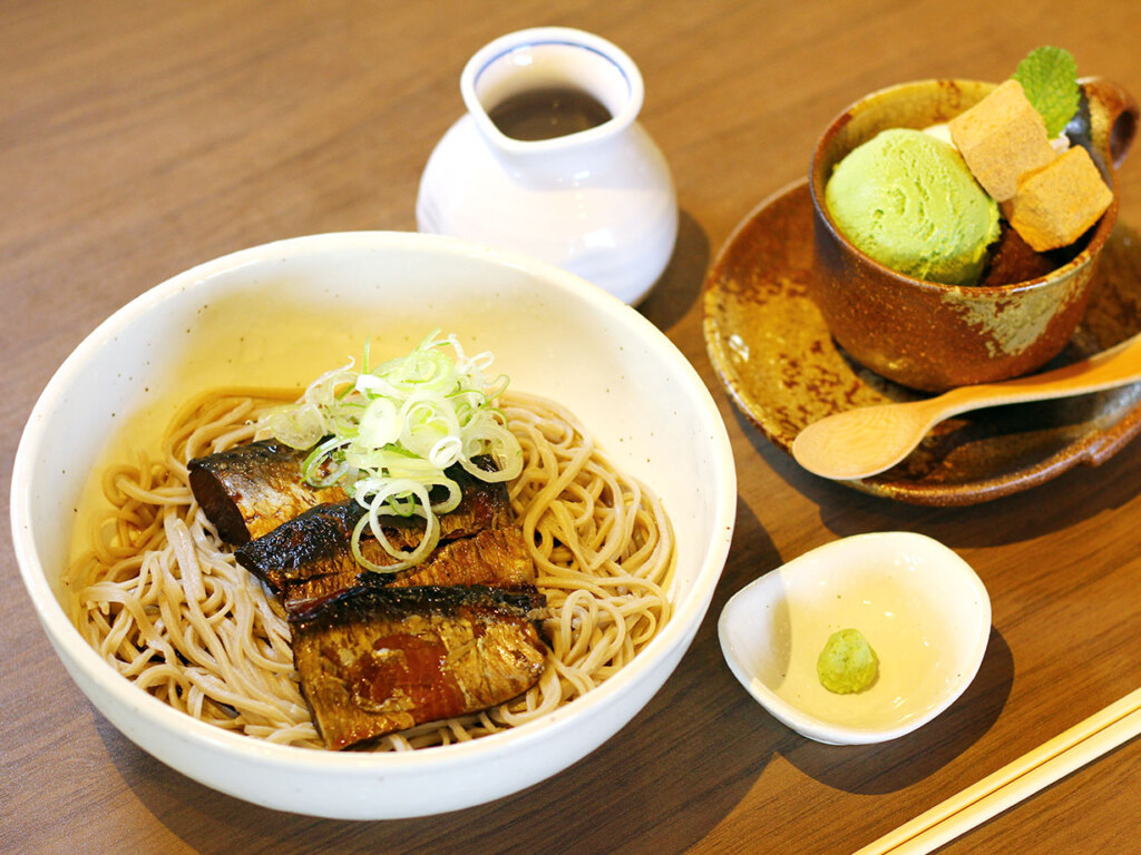 ぶっかけにしんそばは、 骨まで柔らかな甘辛煮が絶品。〆は和風パフェで!