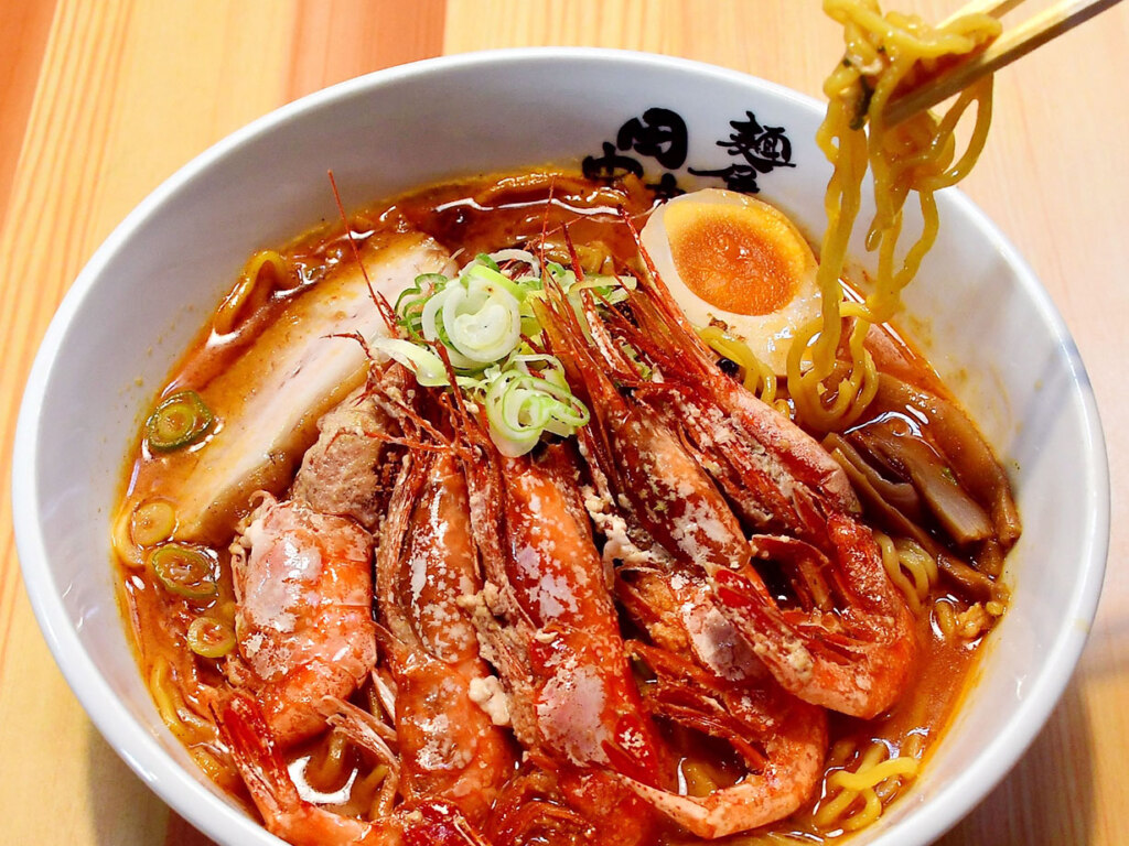 地元産甘えびの旨みが溶け込む、甘海老まるごと味噌ラーメンもおすすめです