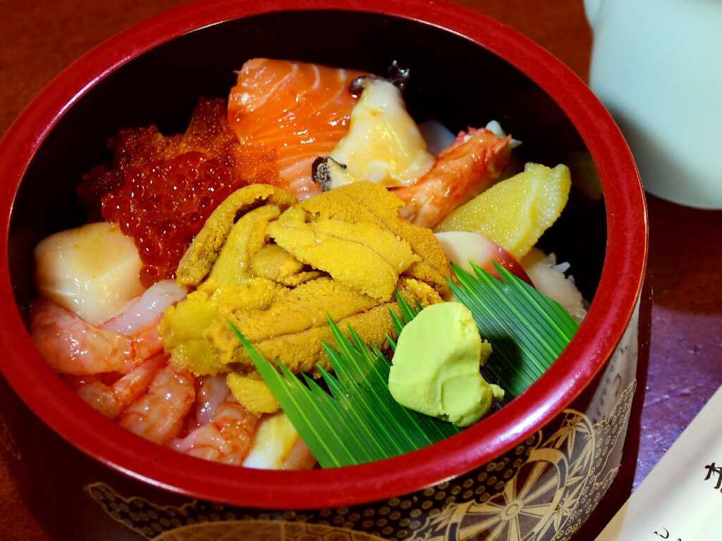 旬の海鮮を贅沢に盛り込んだ特上生ちらしも。