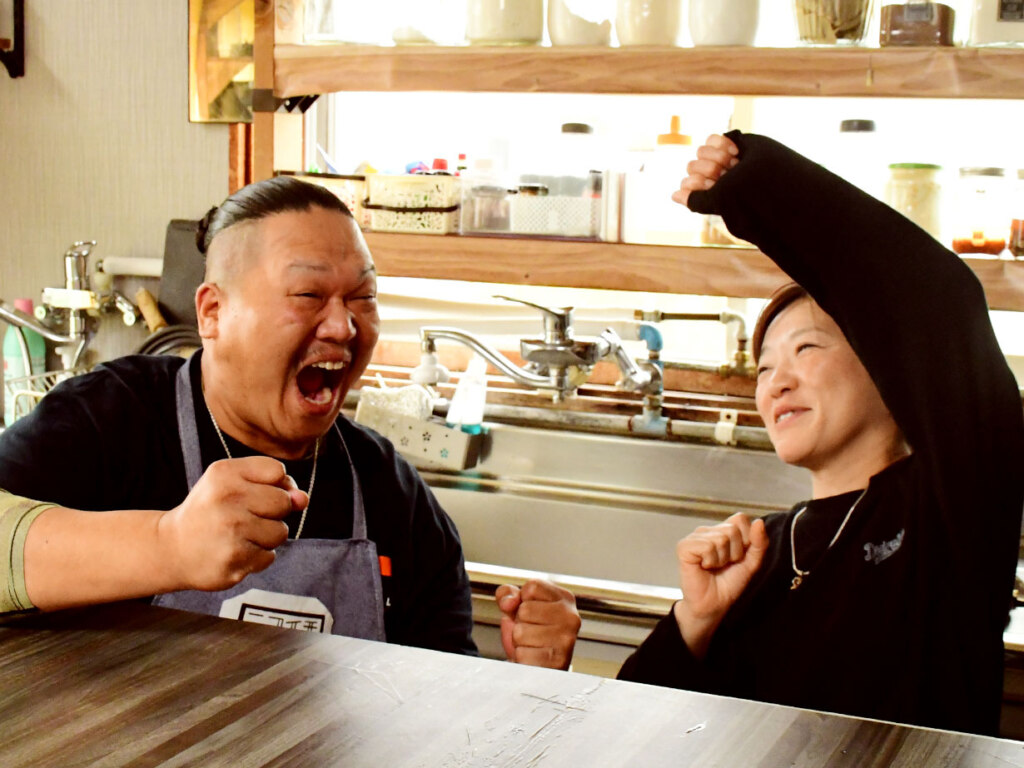 いつも明るい阿部夫妻に、こちらまで元気をもらえます！キッチンカーは旭川市内をはじめ近隣町で出店しているので、インスタグラムでチェックを