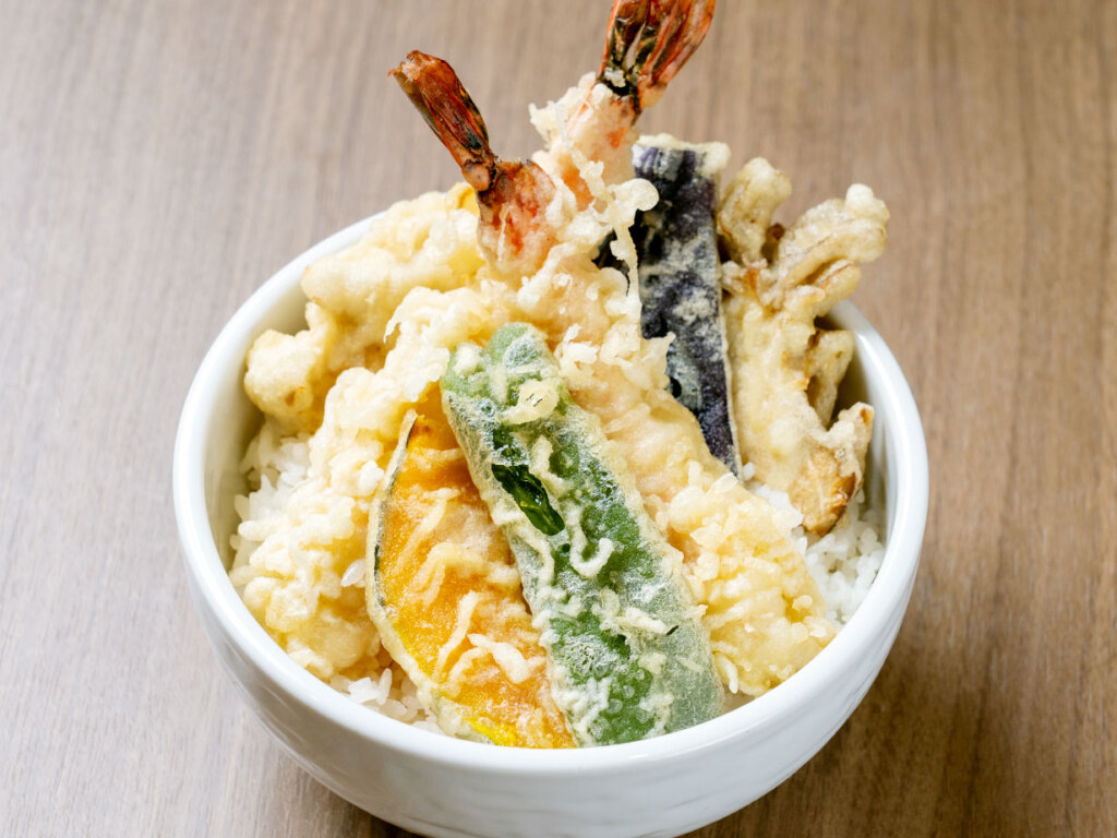 大きな海老が贅沢に2本乗った天丼は、同店人気メニューのひとつ