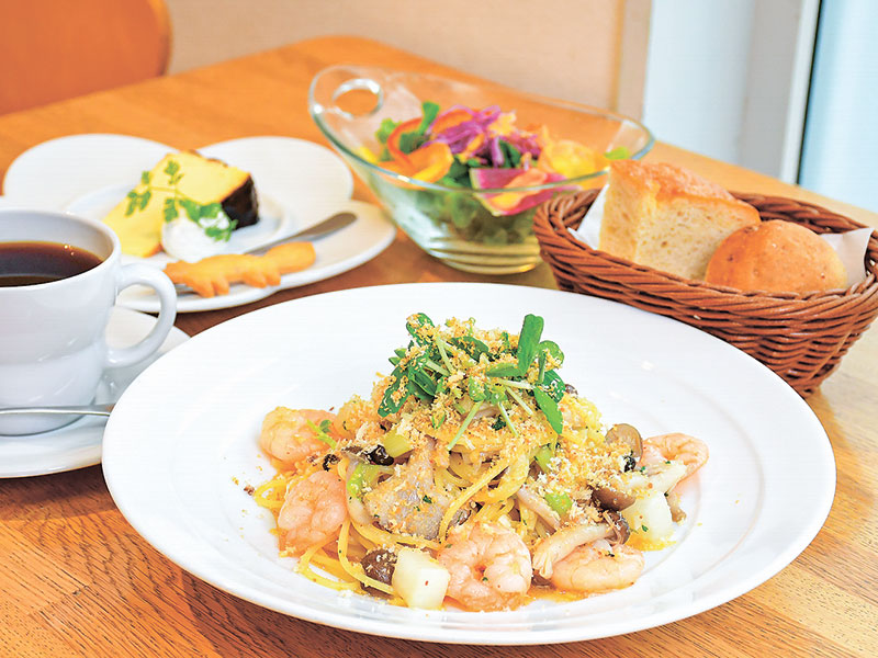 ランチSセット(サラダ・自家製パン・デザート・ドリンク)1,600円+半額のドリンク料金