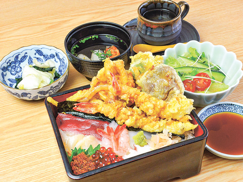 よくばり丼 1,870円(サラダ・お吸い物・漬物付)※コーヒー+220円
