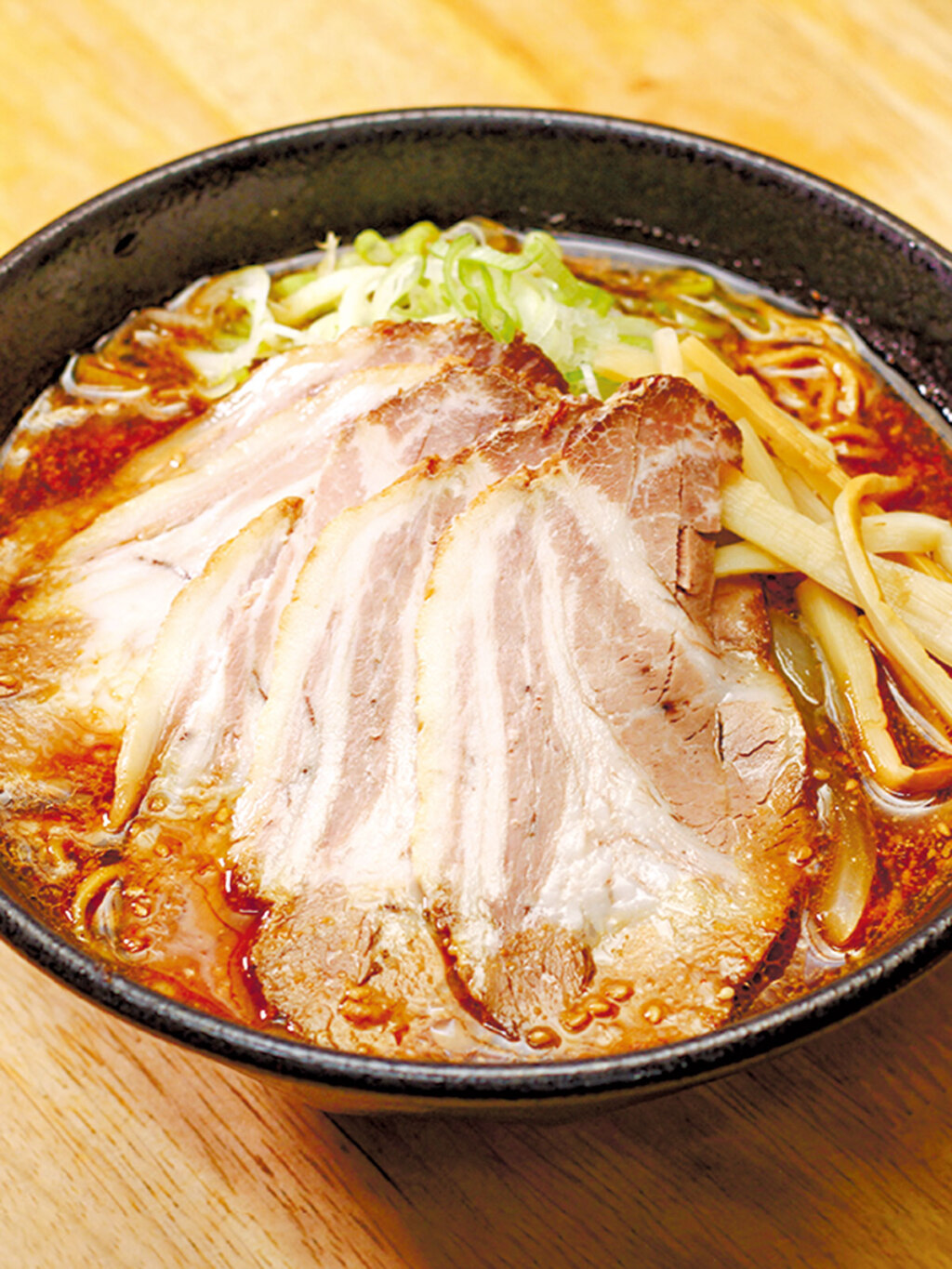 黒みそチャーシュー(1,300円)<br /><br />
東神楽限定の「合わせ味噌」もおすすめ