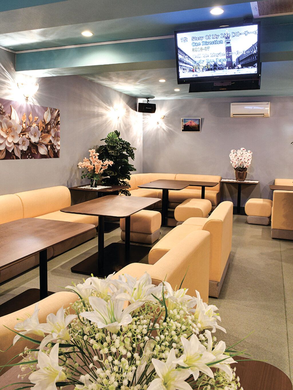 随所にお花を飾った綺麗な店内