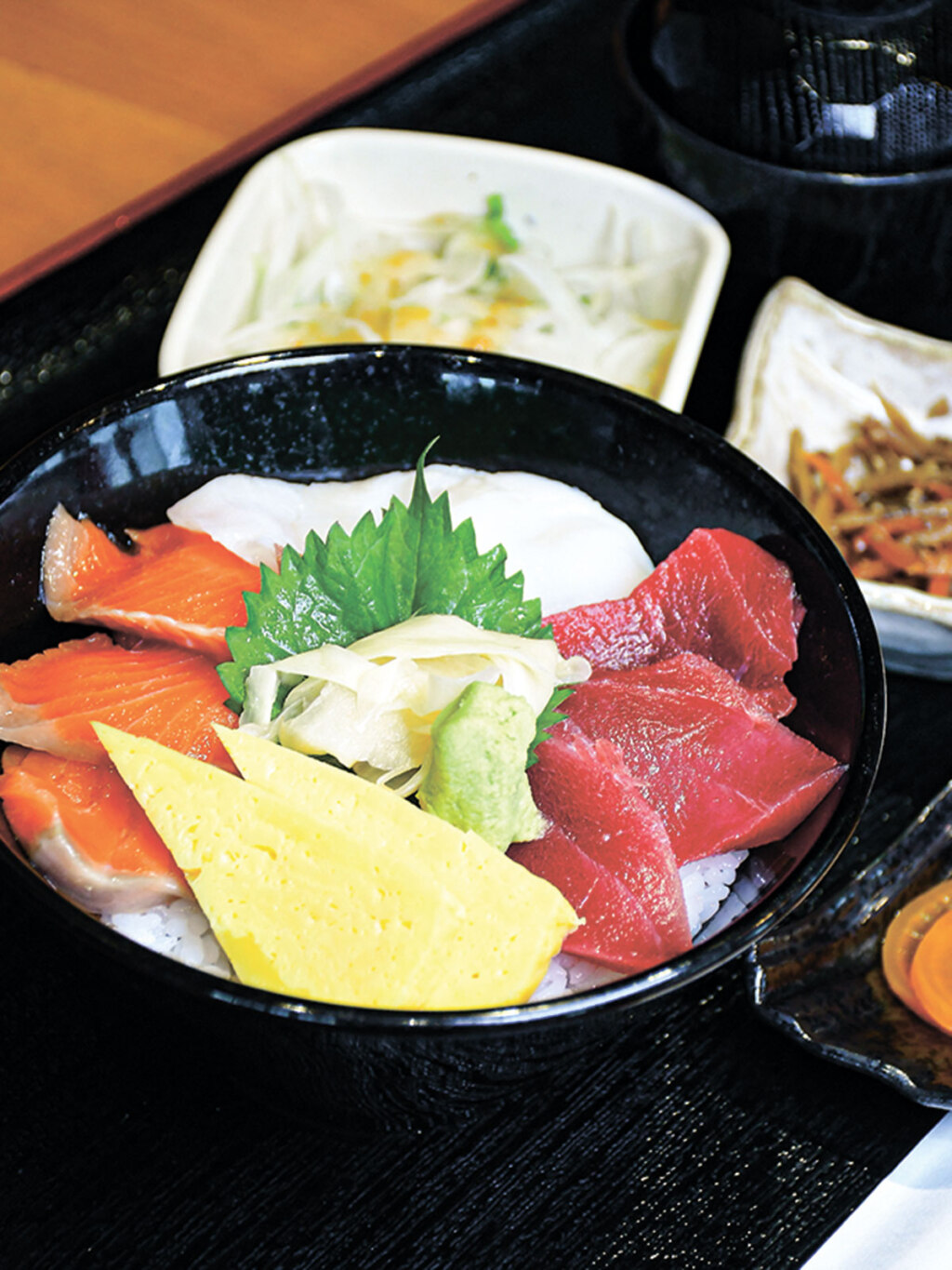 三色丼(小鉢、サラダ、漬物、汁物付き)1,400円
