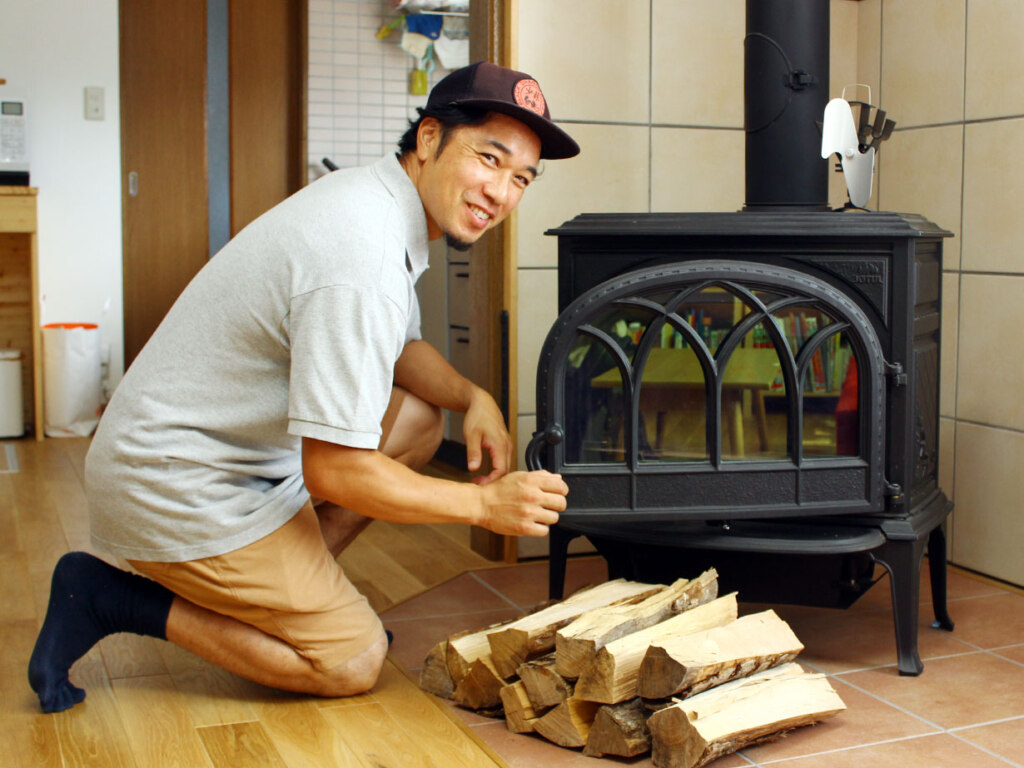 富永さんの薪ストーブを愛用する、町内在住の岩田さん