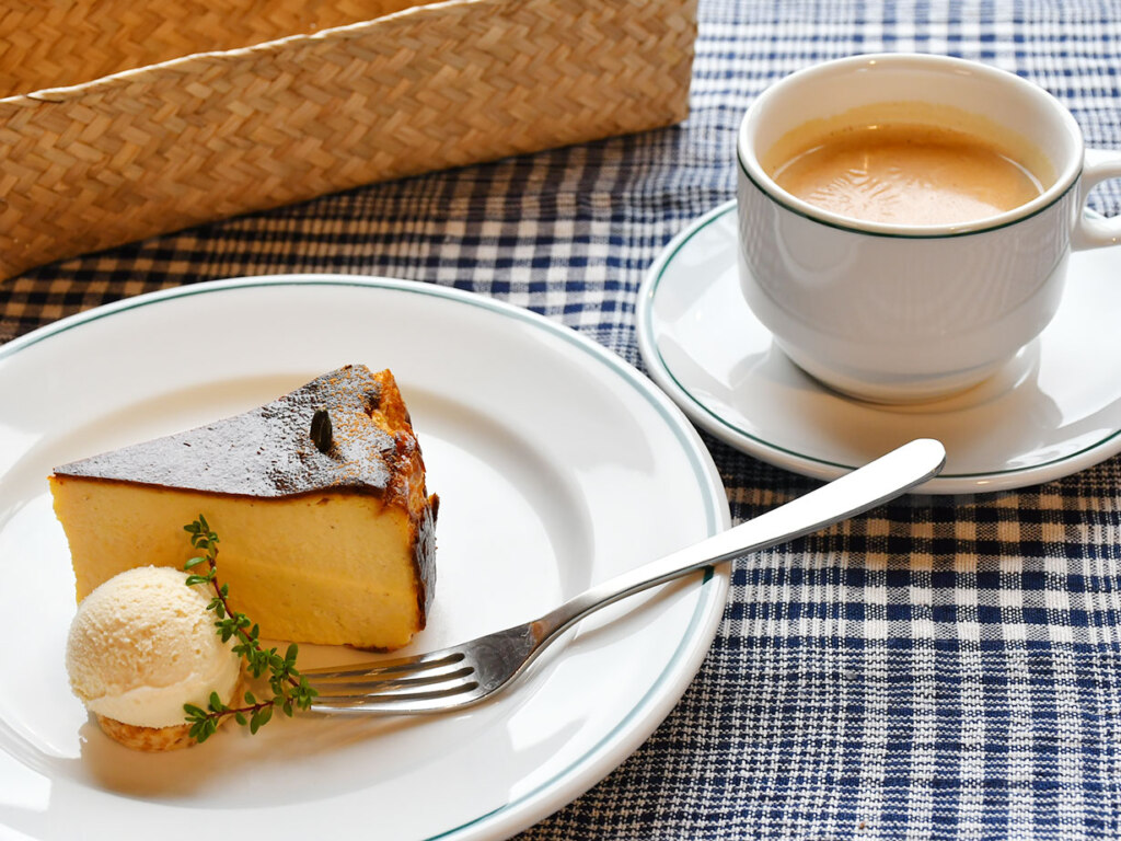 素材をじっくり味わえる、季節のおやつも楽しめます。写真はかぼちゃのバスクチーズケーキ