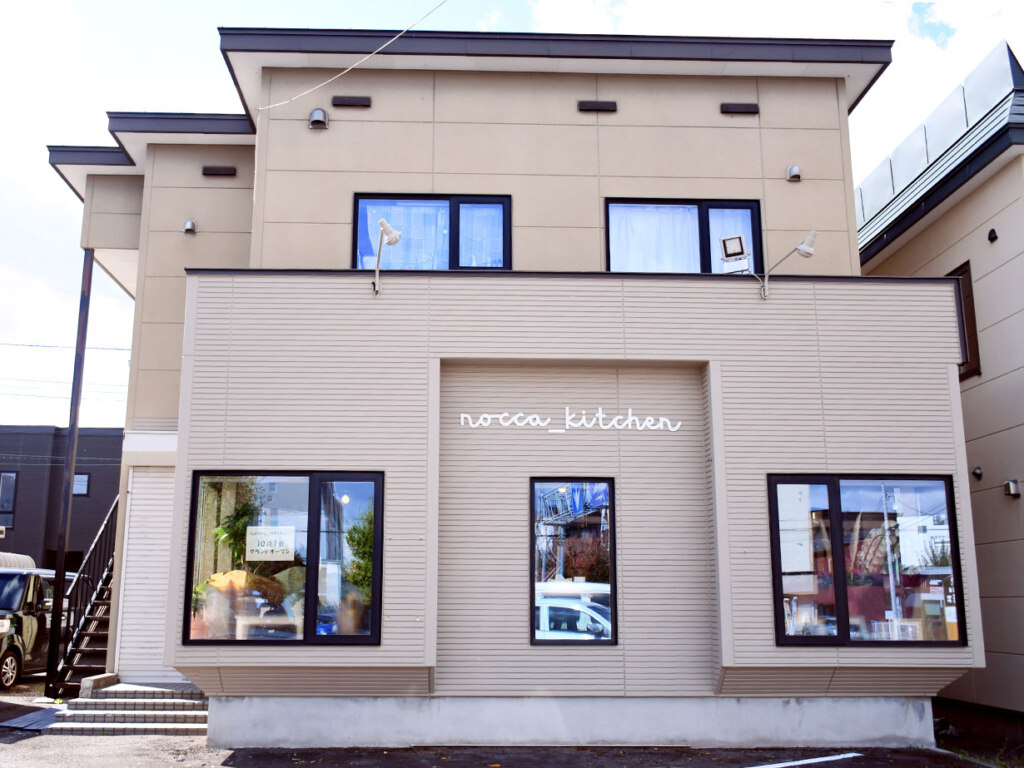 店主の後藤さんはパン屋や居酒屋、ラーメン店など、様々な飲食店で働くかたわら、趣味のお菓子作りを続けてきました。その経験を生かし、昼は日替わり定食やカフェメニュー、夜は居酒屋料理と、多彩に提供しています