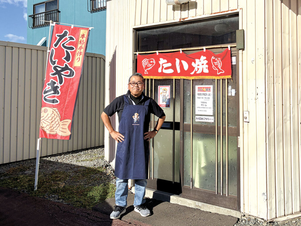 店主 佐藤さんの温かい人柄とユニークな経歴も人気の秘密