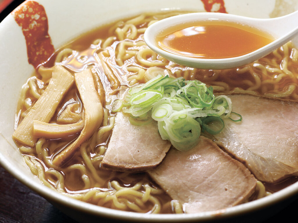 やさしくて素朴なのに深い、昔ながらの醤油味。常連には醤油とんこつも人気です